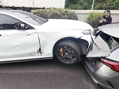 賓士車自撞護欄「硬騎自小客」　國道3號北向連環車禍畫面曝