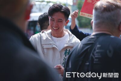 綠議員參選人被爆詐保　王浩宇嗆：沒道歉將花10萬把判決書派報整區