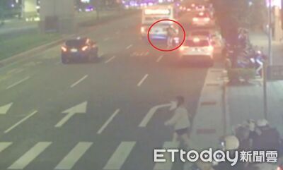 騎士閃違停重摔骨折!公車司機竟肇事逃逸 直接開走畫面曝