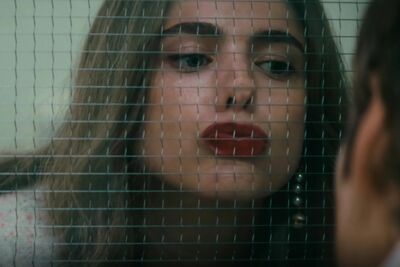 《懼裂》瑪格麗特庫利變風騷舊情人！　全身香奈兒「有錢到爆」狂撩葛倫鮑威爾