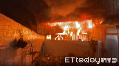 快訊／高雄左營住宅火警！火光染紅夜空　消防17車44人灌救