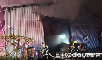 快訊／高雄果嶺公園旁深夜大火！消防員破門灌救