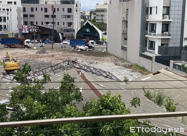 ▲居民認為石棉瓦碎片是由閒置的北港轉運站屋頂吹來，導致財物毀損，請求國賠遭駁回。（圖／記者游瓊華翻攝）