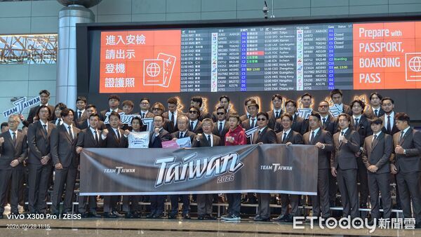 ▲經典賽中華隊送機，行前全員大合照。（圖／記者林敬旻攝）