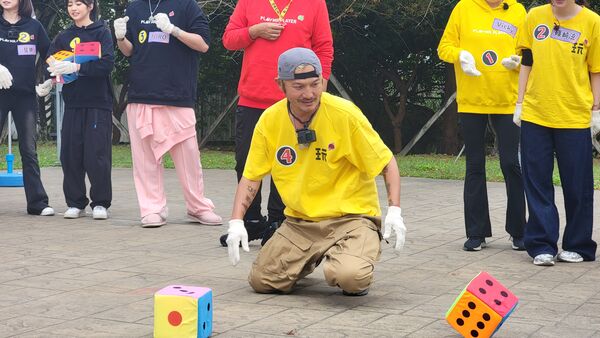 ▲KID 生日迎來啦啦隊圍繞壽星跳「慶生舞」。（圖／綜藝玩很大）