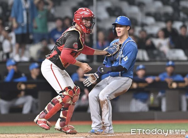 ▲▼ 2026台日交流賽，北海道日本火腿鬥士矢澤宏太本壘前遭觸殺。（圖／記者李毓康攝）