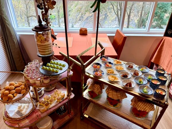 ▲統一渡假村谷關溫泉養生會館「夢饗餐車」一泊二食方案，和洋雙人房平日6,880元起。（圖／業者提供）