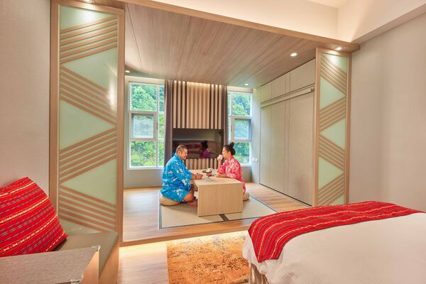 ▲統一渡假村谷關溫泉養生會館「夢饗餐車」一泊二食方案，和洋雙人房平日6,880元起。（圖／業者提供）