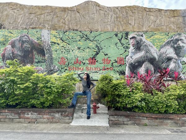 ▲邵雨薇在影集《動物園》殺青後在壽山動物園走一圈才離開，被猴群包圍。（圖／Disney+提供）