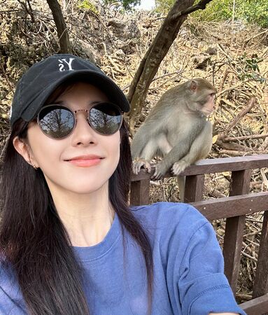 ▲邵雨薇在影集《動物園》殺青後在壽山動物園走一圈才離開，被猴群包圍。（圖／Disney+提供）