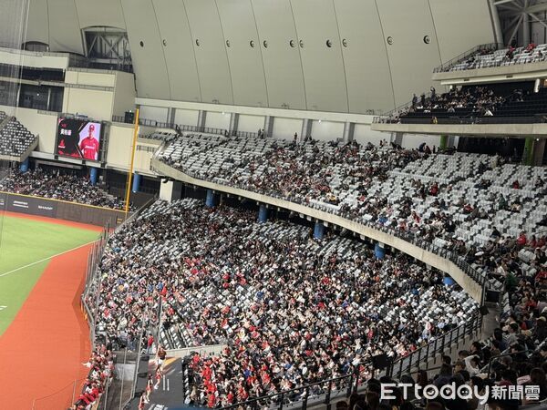 ▲味全龍與火腿觀眾。（圖／記者胡冠辰攝）