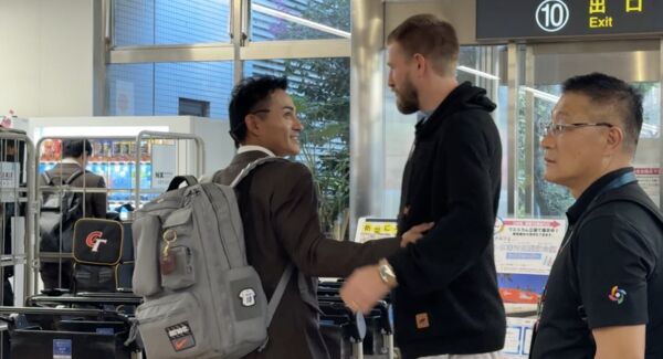 ▲林子偉與設備經理相見歡。（圖／球迷提供）