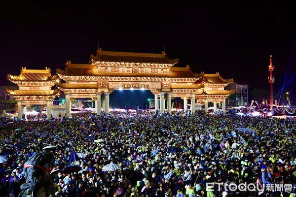 ▲台南正統鹿耳門聖母廟「花火迎春」活動登場，璀璨煙火點亮廟埕夜空，吸引萬人齊聚觀賞。（記者林東良翻攝，下同）