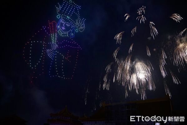 ▲台南正統鹿耳門聖母廟「花火迎春」活動登場，璀璨煙火點亮廟埕夜空，吸引萬人齊聚觀賞。（記者林東良翻攝，下同）