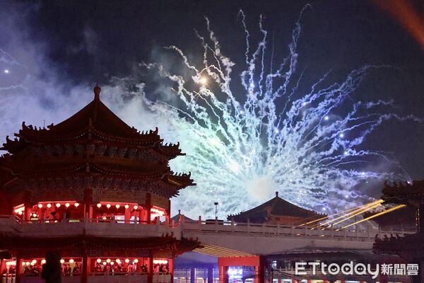 ▲台南正統鹿耳門聖母廟「花火迎春」活動登場，璀璨煙火點亮廟埕夜空，吸引萬人齊聚觀賞。（記者林東良翻攝，下同）