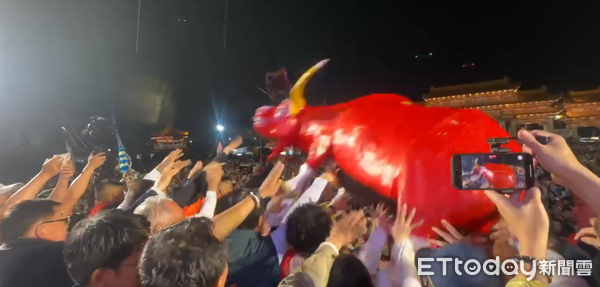 ▲台南正統鹿耳門聖母廟「花火迎春」活動登場，璀璨煙火點亮廟埕夜空，吸引萬人齊聚觀賞。（記者林東良翻攝，下同）