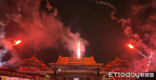 ▲台南正統鹿耳門聖母廟「花火迎春」活動登場，璀璨煙火點亮廟埕夜空，吸引萬人齊聚觀賞。（記者林東良翻攝，下同）