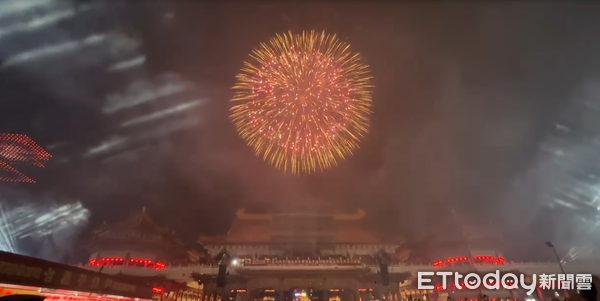 ▲台南正統鹿耳門聖母廟「花火迎春」活動登場，璀璨煙火點亮廟埕夜空，吸引萬人齊聚觀賞。（記者林東良翻攝，下同）