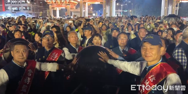 ▲台南正統鹿耳門聖母廟「花火迎春」活動登場，璀璨煙火點亮廟埕夜空，吸引萬人齊聚觀賞。（記者林東良翻攝，下同）