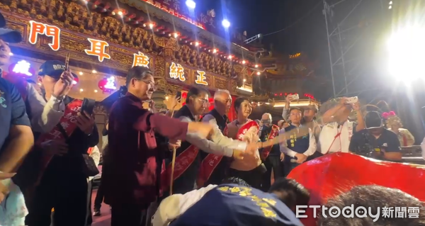 ▲台南正統鹿耳門聖母廟「花火迎春」活動登場，璀璨煙火點亮廟埕夜空，吸引萬人齊聚觀賞。（記者林東良翻攝，下同）