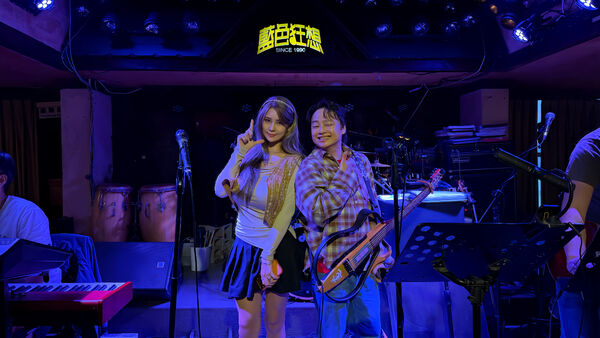 ▲洪蓉(左)與賴銘偉首度合作演唱。（圖／洪蓉提供）