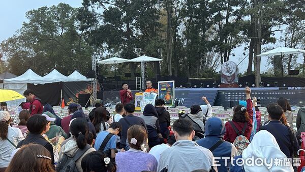 ▲即將成真火舞團於左鎮國小演出，火光舞動點亮偏鄉夜空。（記者林東良翻攝，下同）