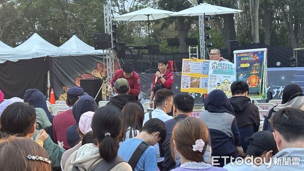 ▲即將成真火舞團於左鎮國小演出，火光舞動點亮偏鄉夜空。（記者林東良翻攝，下同）