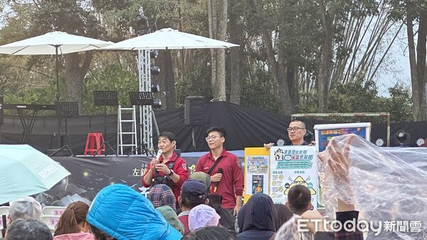 ▲即將成真火舞團於左鎮國小演出，火光舞動點亮偏鄉夜空。（記者林東良翻攝，下同）