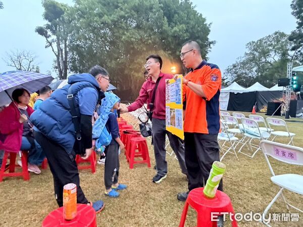 ▲即將成真火舞團於左鎮國小演出，火光舞動點亮偏鄉夜空。（記者林東良翻攝，下同）