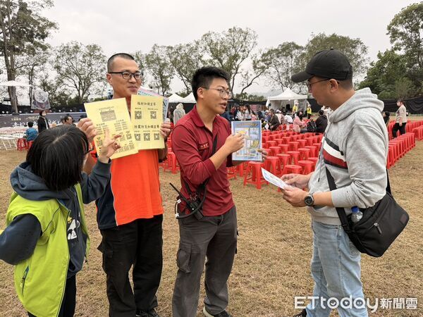 ▲即將成真火舞團於左鎮國小演出，火光舞動點亮偏鄉夜空。（記者林東良翻攝，下同）