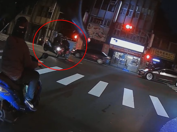 2騎士路口對撞「直行vs左轉誰的問題」 網友曝關鍵