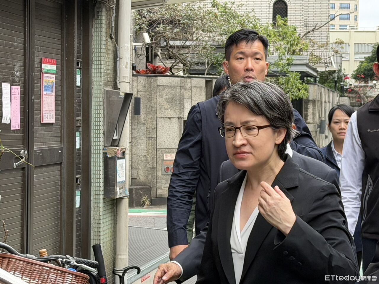 林宅血案46週年 義光教會湧入百位民眾追思、蕭美琴一身黑衣出席