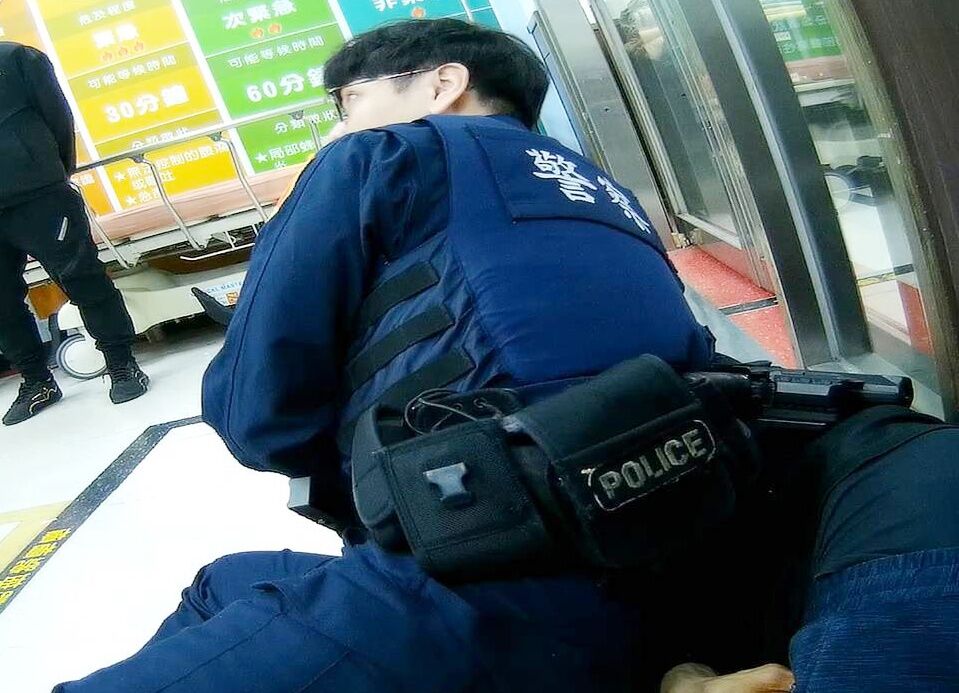 毒駕自摔躲超商!ㄎㄧㄤ問警車「是誰家的」 慘被大外割制伏