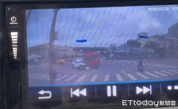 瞬間畫面曝!桃園消防車左轉碰撞自小客 重心不穩「慢動作」慘翻