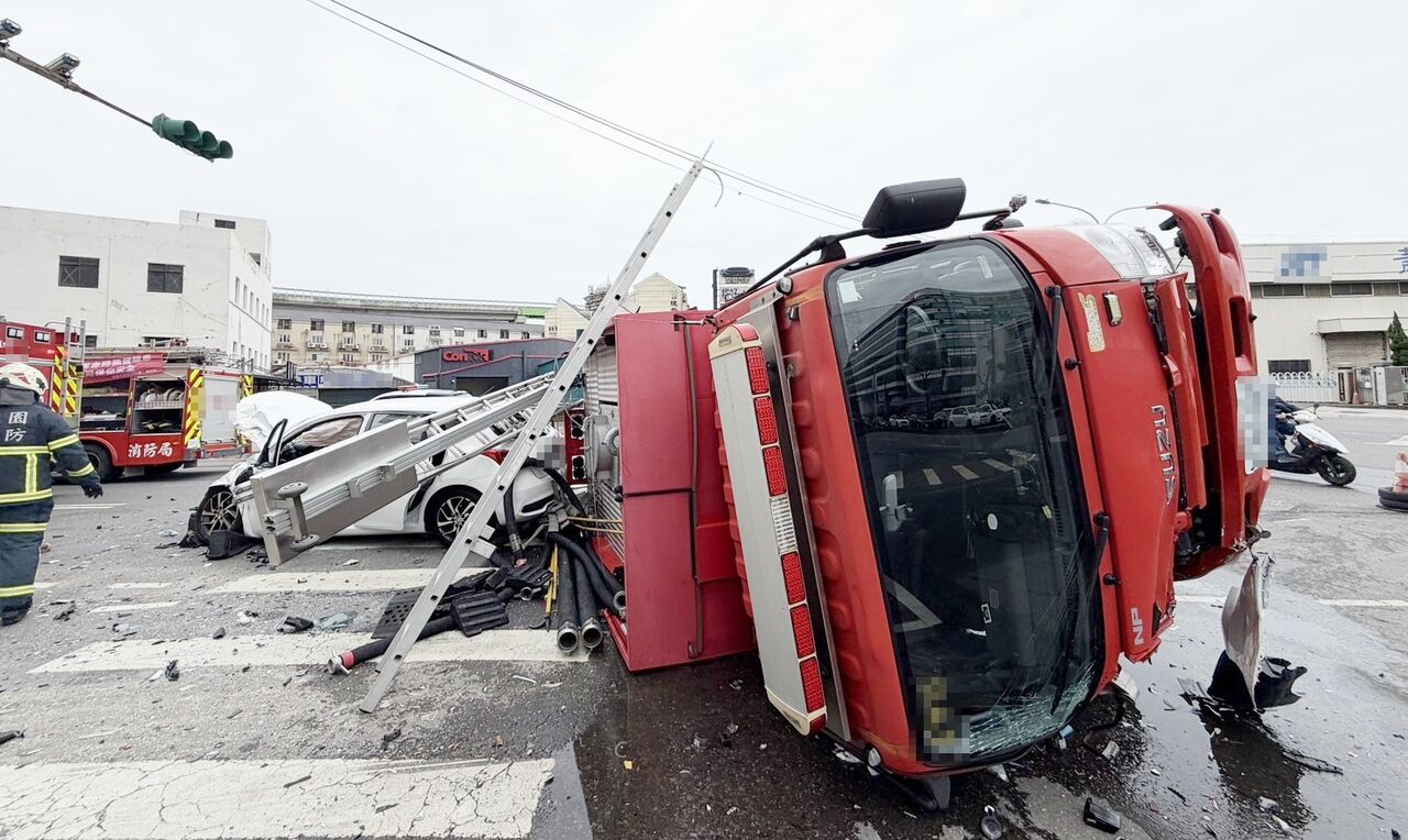 消防車轉彎撞直行車側翻!零件噴滿地 肇事原因曝:自小客未禮讓