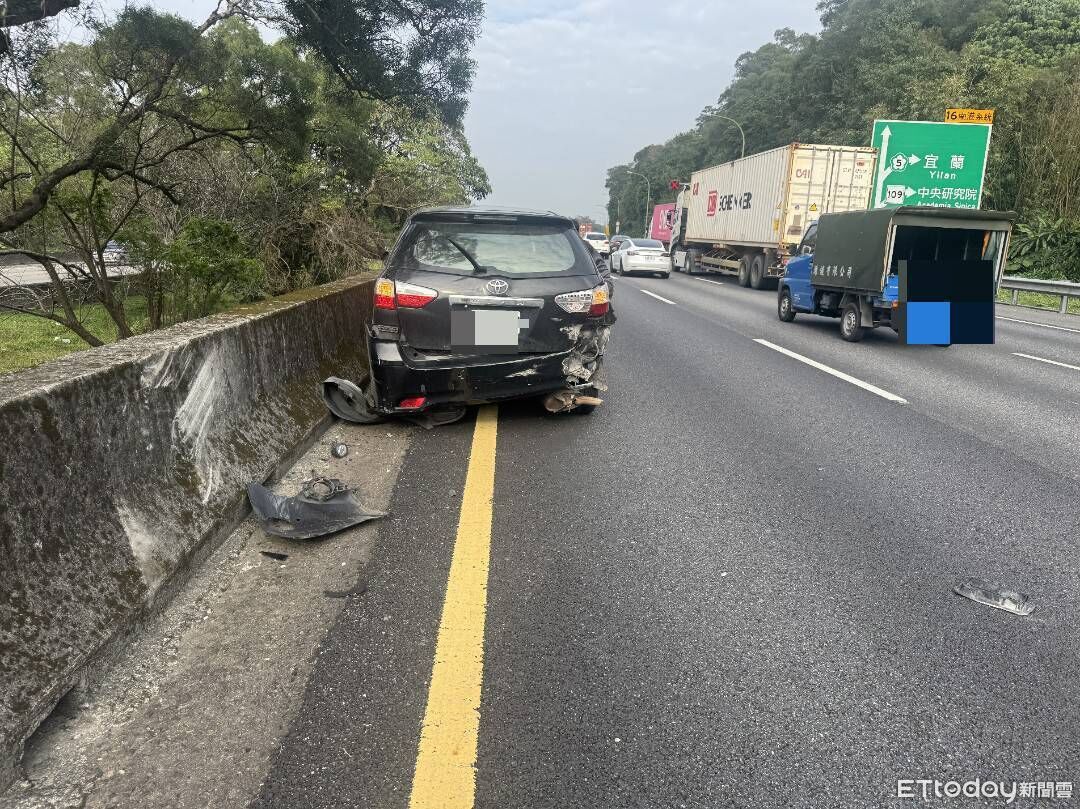 聯結車換車道「自小客狂轉360度」撞護欄 後車驚見人生跑馬燈