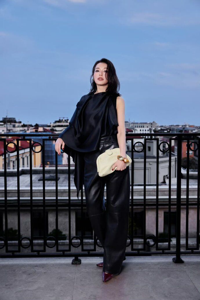 ▲舒淇短髮看秀登上微博熱搜。（圖／翻攝自微博）