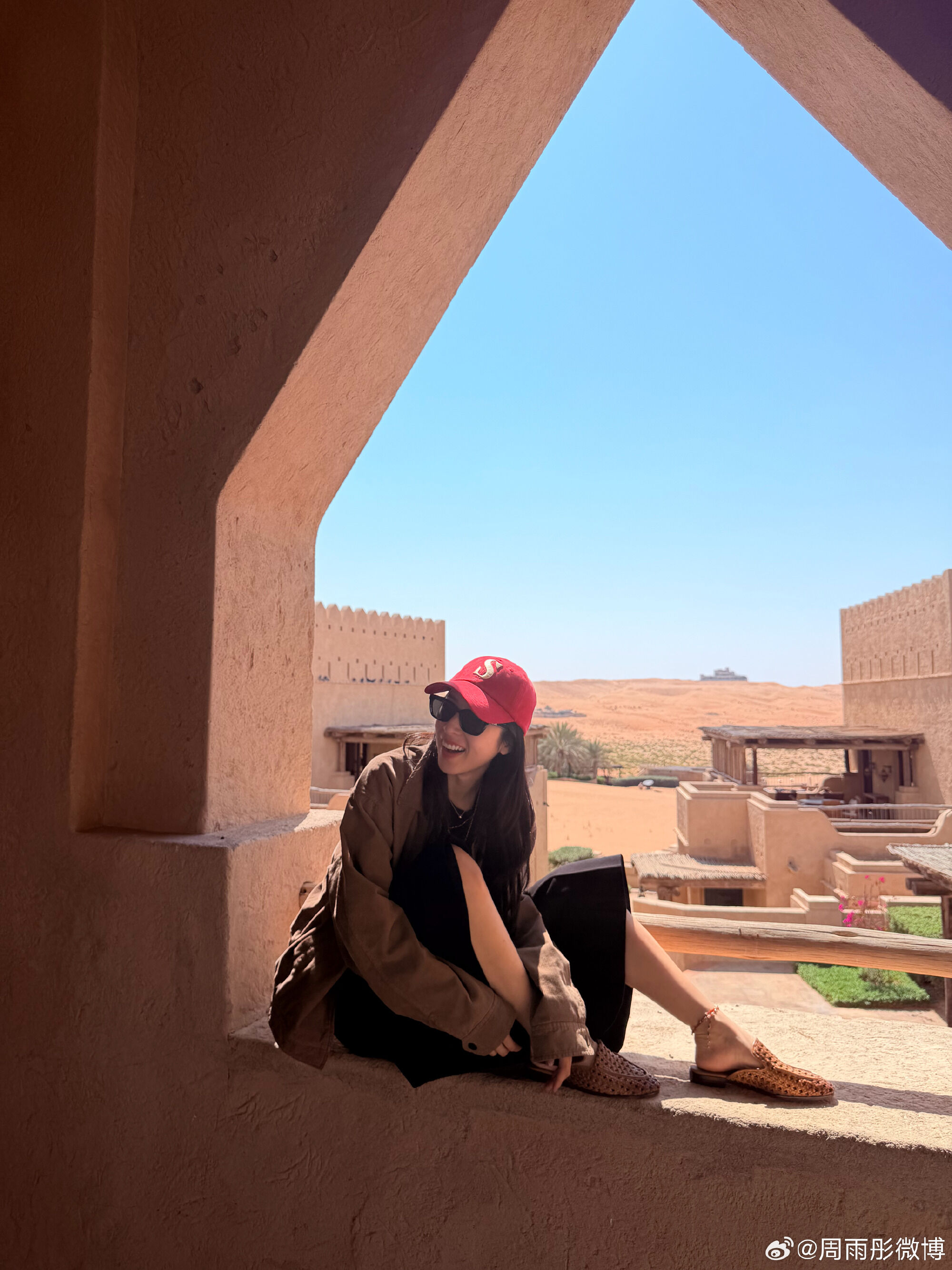 ▲▼周雨彤赴中東度假失聯。（圖／翻攝自微博）