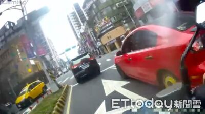 新北少年開馬3拒攔查狂逃！連撞2車遭圍捕　2友跑了他被逮