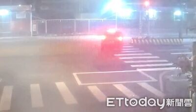 新北轎車甩尾撞分隔島！警搜出喪屍煙彈　駕駛拒快篩遭扣車送辦