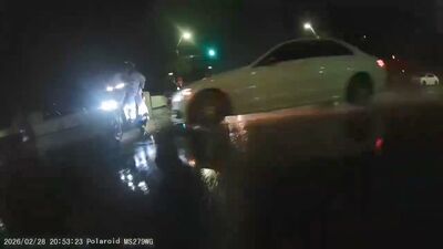 台中賓士雨夜闖紅燈撞飛雙載機車！2義交也遭波及　驚悚畫面曝