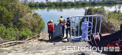 台南安南區安明路傳浮屍　消防人員下水打撈男子明顯死亡