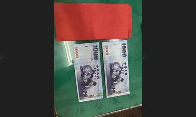 彰化婦超商「踩紅包」滑步撿走　歸還辯「以為是自己的」遭法辦