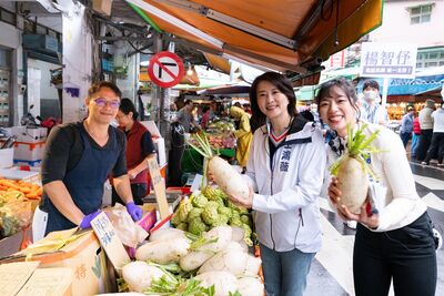 王鴻薇陪同掃市場讚「空戰接班人」　楊智伃：同為女性勇敢正義
