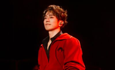 張棟樑全身紅化身「財神爺」！　開唱一半「大撒幣」台下嗨瘋了