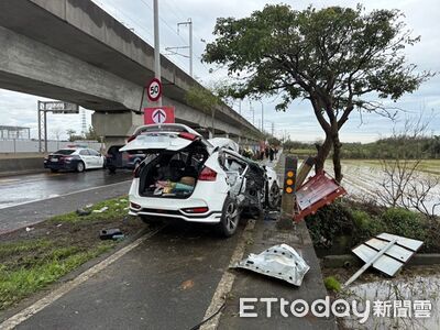 桃園自小客「遭大車攔腰撞飛」！　一家三口駕駛命危、妻女亡