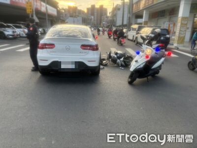 恐怖三寶！高雄賓士男「左轉道直接右轉」　倒楣騎士撞上慘摔