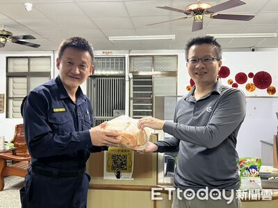 慰勞228連假執勤員警　玉里分局長親送烤饅頭慰勞