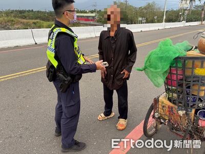 7旬翁騎三輪車體力透支癱坐橋邊　內埔警遞水救援