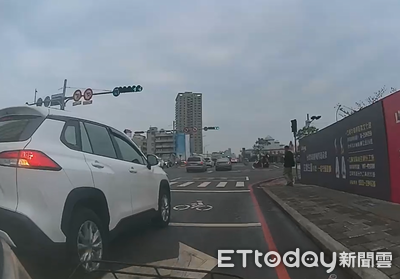 機慢車道變右轉專用？女騎士險遭擦撞　台南路權劃設掀爭議